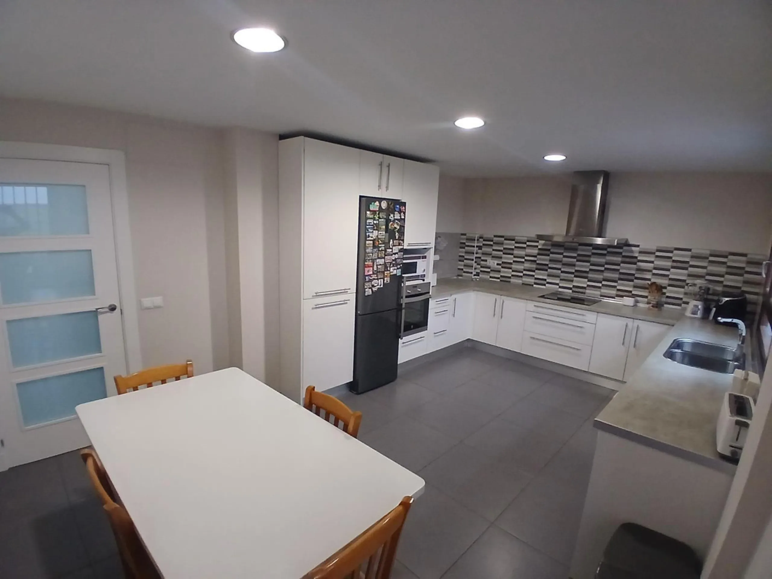 Beautiful detached villa situated in the heart of Los Pacos, ideally located near all amenities, the train station, and just a 5-minute walk to the gorgeous Los Boliches beaches. Built on two levels, the entrance is picturesque with a grand porch and beau