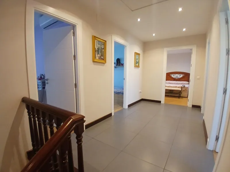 Beautiful detached villa situated in the heart of Los Pacos, ideally located near all amenities, the train station, and just a 5-minute walk to the gorgeous Los Boliches beaches. Built on two levels, the entrance is picturesque with a grand porch and beau