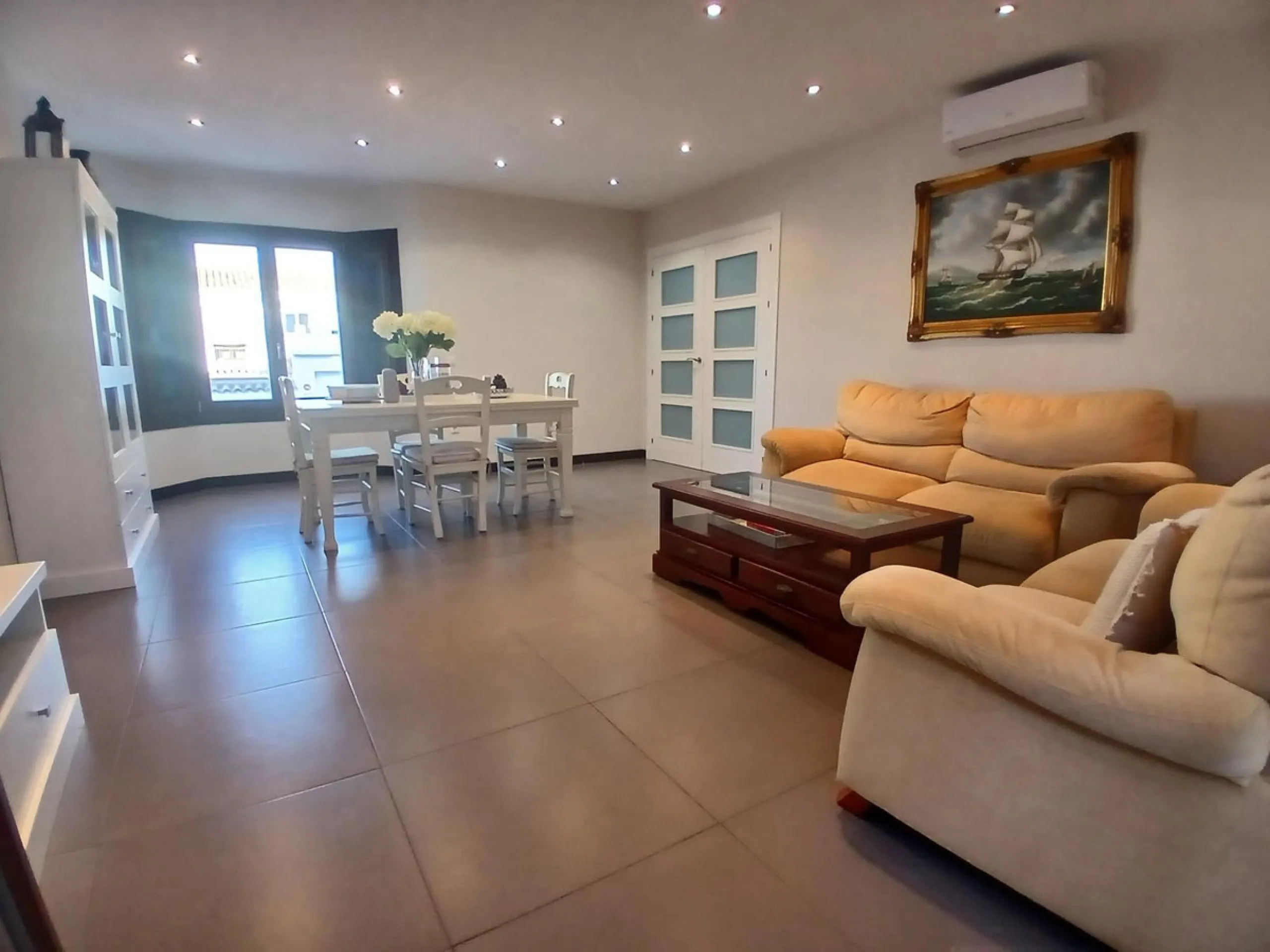 Beautiful detached villa situated in the heart of Los Pacos, ideally located near all amenities, the train station, and just a 5-minute walk to the gorgeous Los Boliches beaches. Built on two levels, the entrance is picturesque with a grand porch and beau