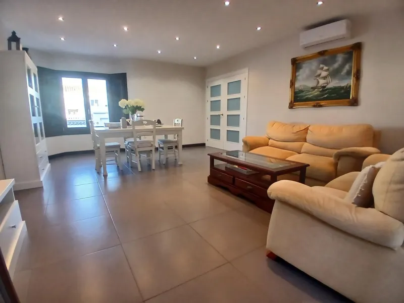 Beautiful detached villa situated in the heart of Los Pacos, ideally located near all amenities, the train station, and just a 5-minute walk to the gorgeous Los Boliches beaches. Built on two levels, the entrance is picturesque with a grand porch and beau