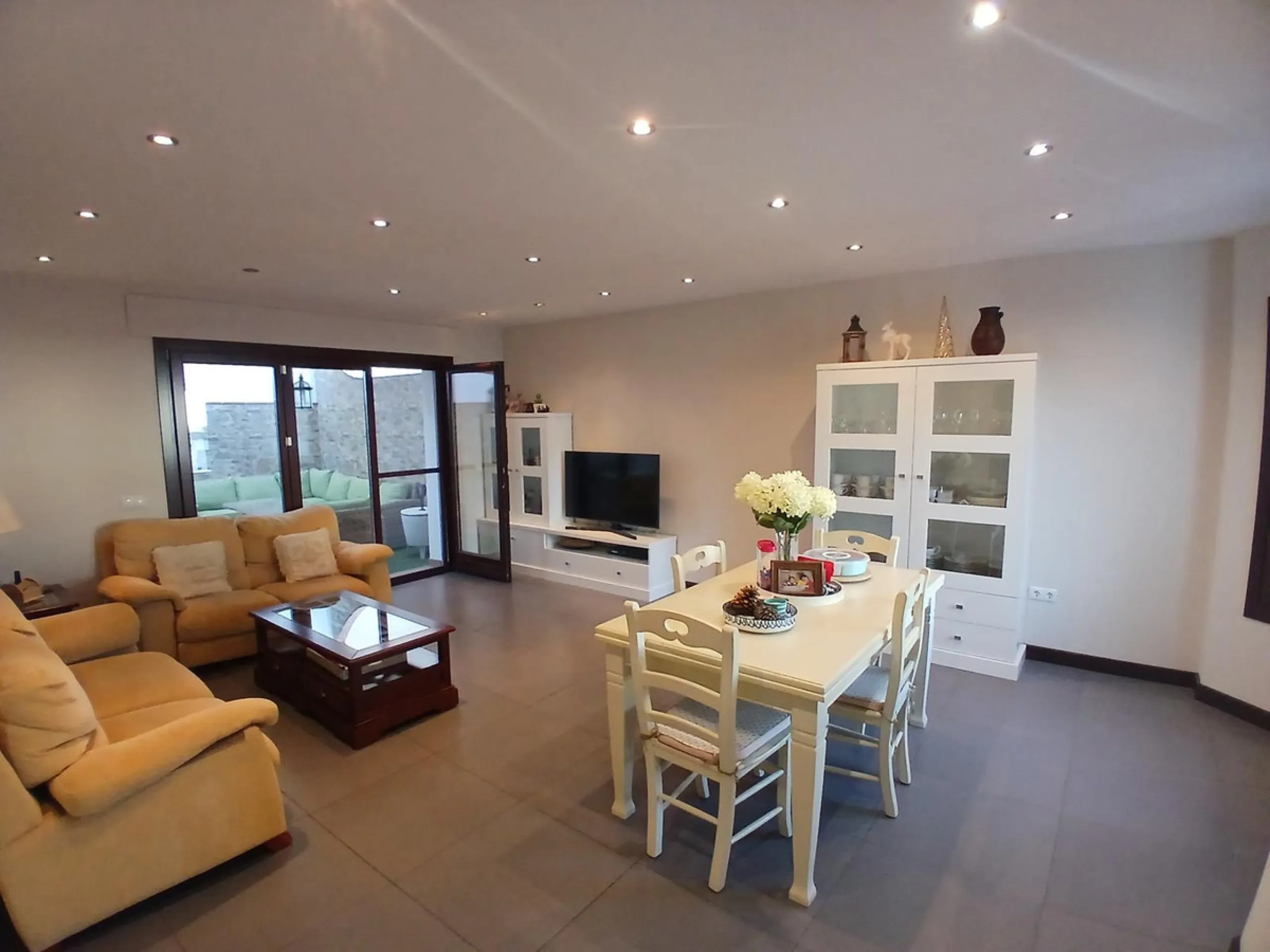 Beautiful detached villa situated in the heart of Los Pacos, ideally located near all amenities, the train station, and just a 5-minute walk to the gorgeous Los Boliches beaches. Built on two levels, the entrance is picturesque with a grand porch and beau