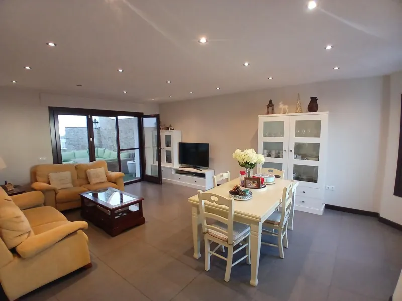 Beautiful detached villa situated in the heart of Los Pacos, ideally located near all amenities, the train station, and just a 5-minute walk to the gorgeous Los Boliches beaches. Built on two levels, the entrance is picturesque with a grand porch and beau