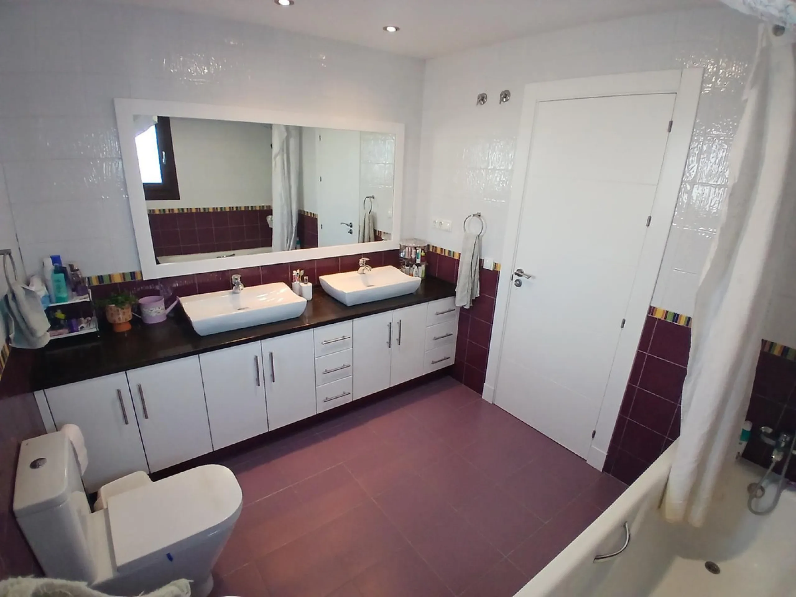 Beautiful detached villa situated in the heart of Los Pacos, ideally located near all amenities, the train station, and just a 5-minute walk to the gorgeous Los Boliches beaches. Built on two levels, the entrance is picturesque with a grand porch and beau