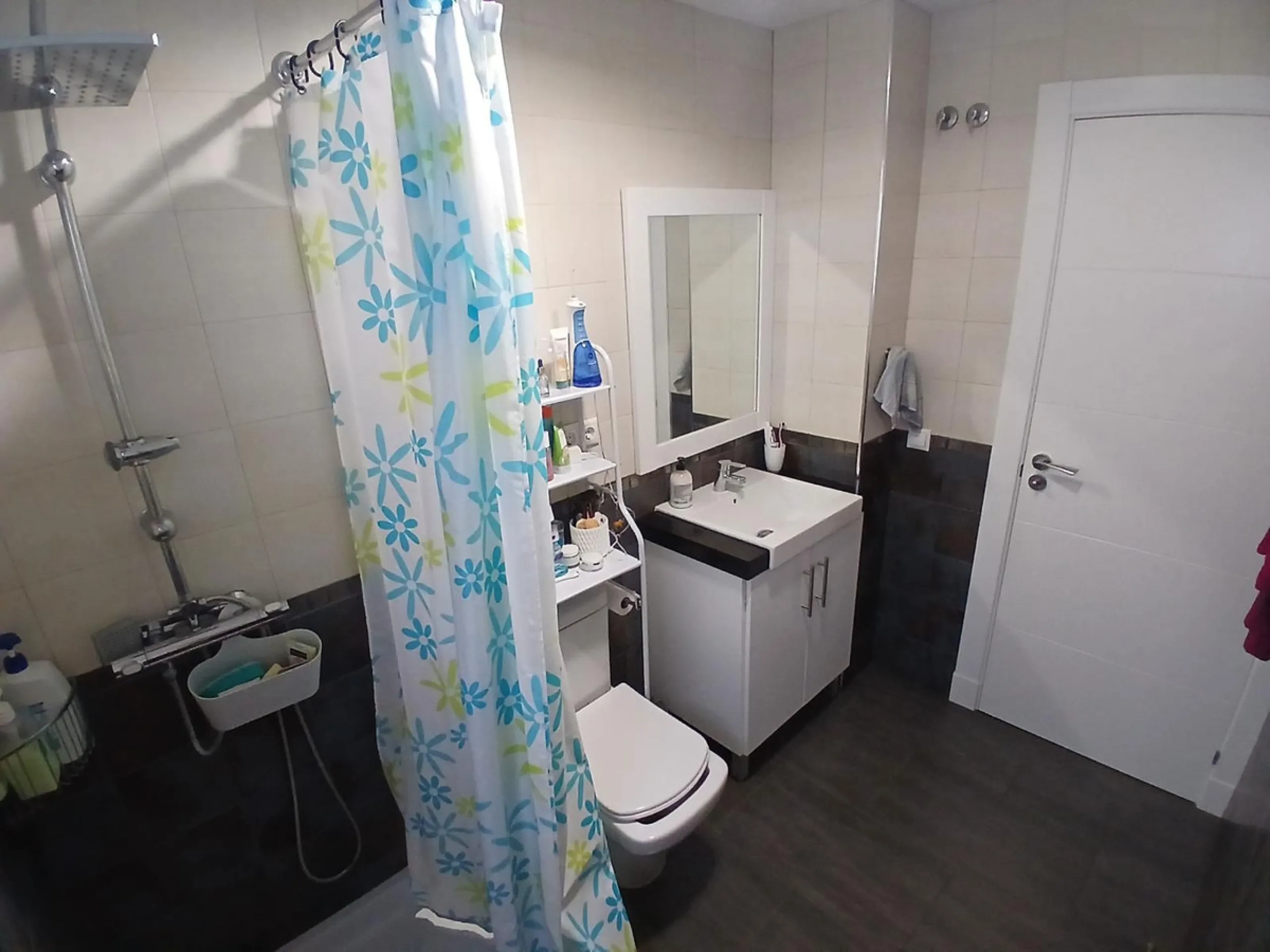 Beautiful detached villa situated in the heart of Los Pacos, ideally located near all amenities, the train station, and just a 5-minute walk to the gorgeous Los Boliches beaches. Built on two levels, the entrance is picturesque with a grand porch and beau