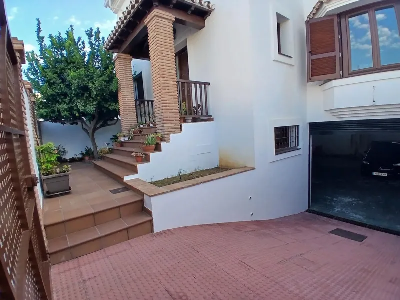 Beautiful detached villa situated in the heart of Los Pacos, ideally located near all amenities, the train station, and just a 5-minute walk to the gorgeous Los Boliches beaches. Built on two levels, the entrance is picturesque with a grand porch and beau