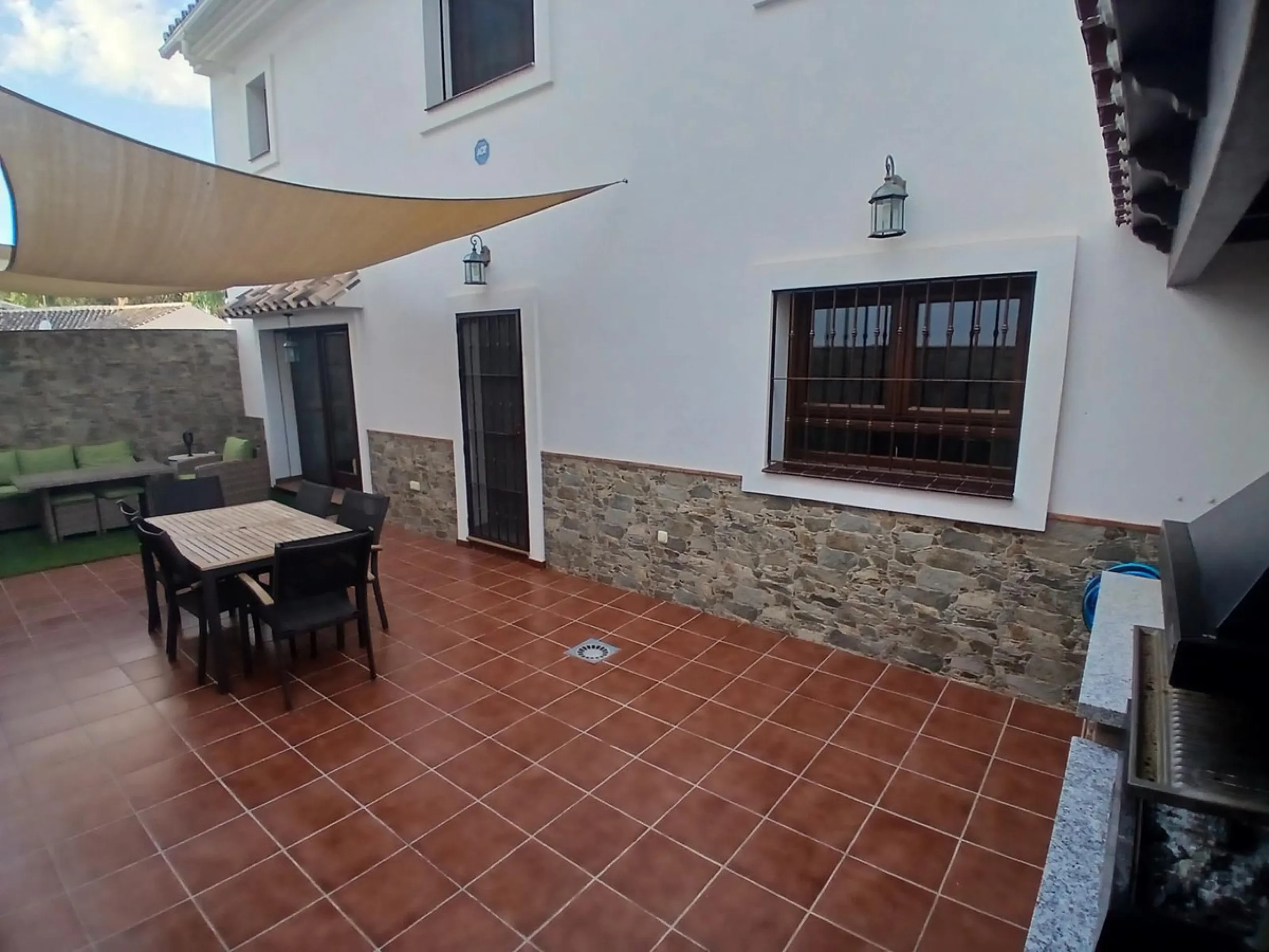 Beautiful detached villa situated in the heart of Los Pacos, ideally located near all amenities, the train station, and just a 5-minute walk to the gorgeous Los Boliches beaches. Built on two levels, the entrance is picturesque with a grand porch and beau