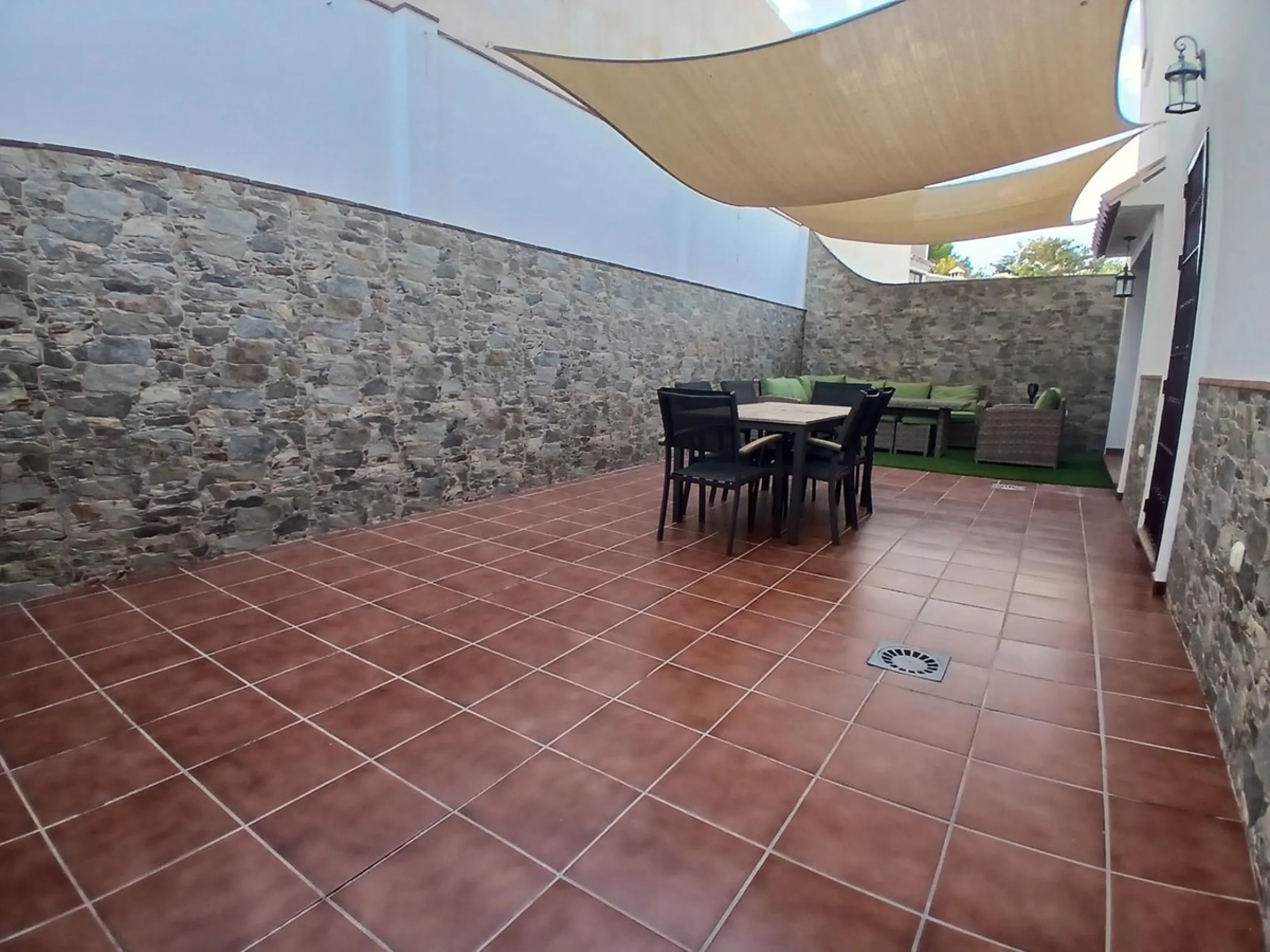 Beautiful detached villa situated in the heart of Los Pacos, ideally located near all amenities, the train station, and just a 5-minute walk to the gorgeous Los Boliches beaches. Built on two levels, the entrance is picturesque with a grand porch and beau