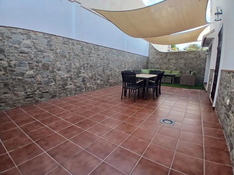 Beautiful detached villa situated in the heart of Los Pacos, ideally located near all amenities, the train station, and just a 5-minute walk to the gorgeous Los Boliches beaches. Built on two levels, the entrance is picturesque with a grand porch and beau