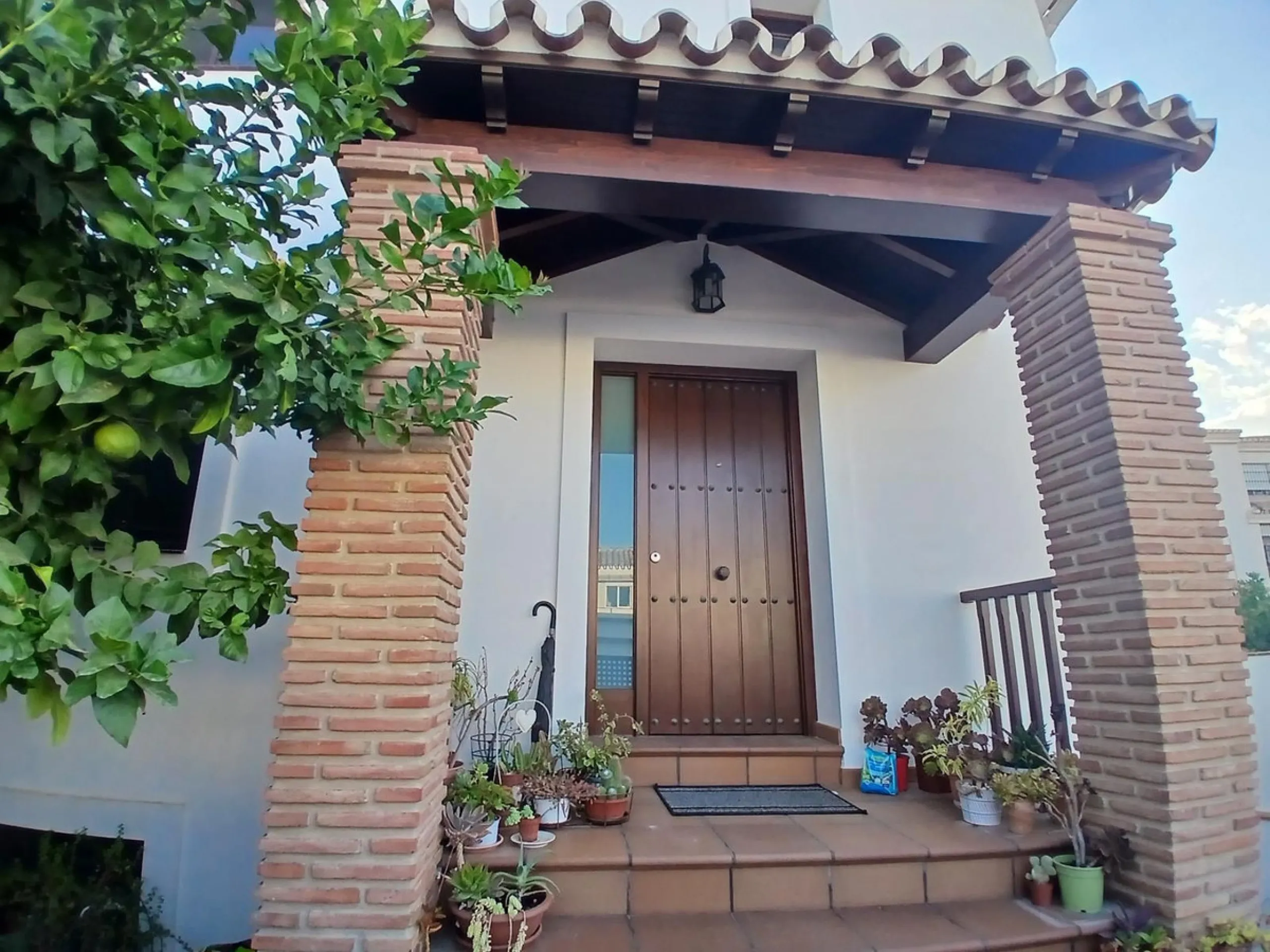 Beautiful detached villa situated in the heart of Los Pacos, ideally located near all amenities, the train station, and just a 5-minute walk to the gorgeous Los Boliches beaches. Built on two levels, the entrance is picturesque with a grand porch and beau