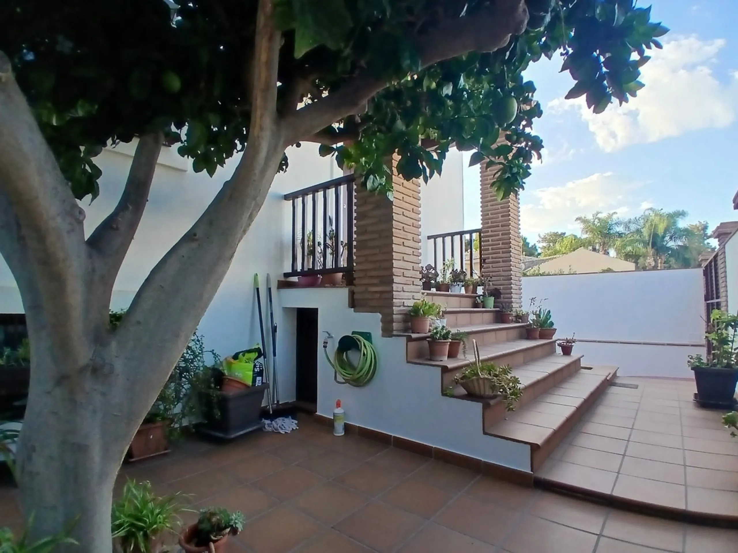 Beautiful detached villa situated in the heart of Los Pacos, ideally located near all amenities, the train station, and just a 5-minute walk to the gorgeous Los Boliches beaches. Built on two levels, the entrance is picturesque with a grand porch and beau