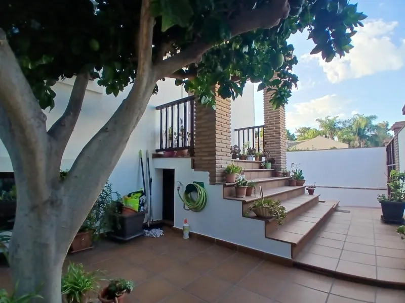 Beautiful detached villa situated in the heart of Los Pacos, ideally located near all amenities, the train station, and just a 5-minute walk to the gorgeous Los Boliches beaches. Built on two levels, the entrance is picturesque with a grand porch and beau
