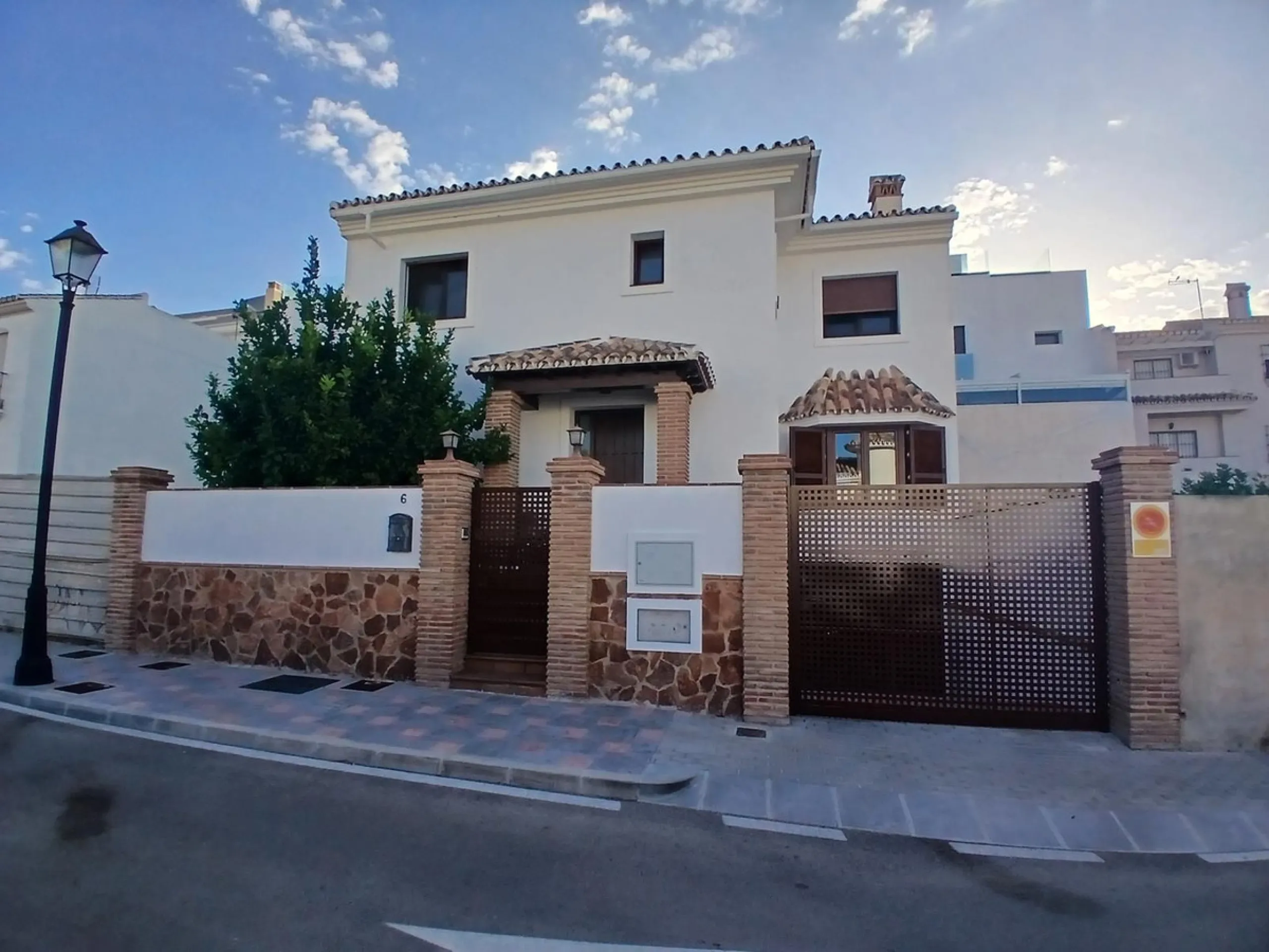 Beautiful detached villa situated in the heart of Los Pacos, ideally located near all amenities, the train station, and just a 5-minute walk to the gorgeous Los Boliches beaches. Built on two levels, the entrance is picturesque with a grand porch and beau