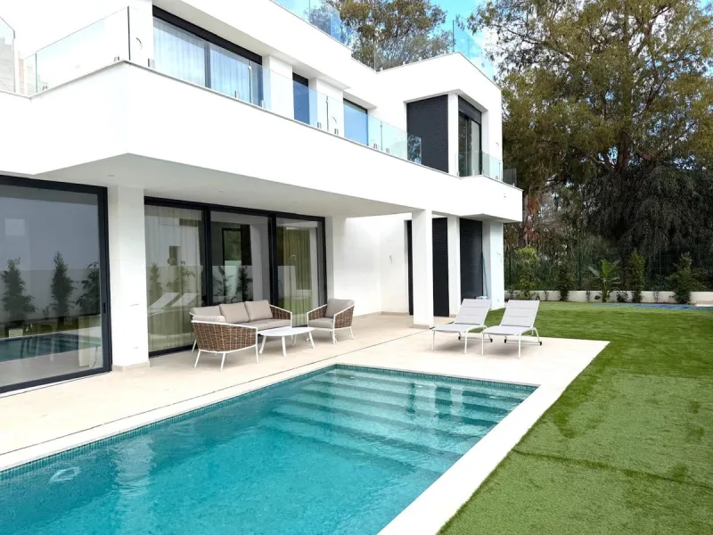 Discover the epitome of luxury living with this brand new villa situated in the prestigious Montebiarritz Atalaya. Ideally located just 10 minutes from the vibrant Puerto Banus and in close proximity to top private schools and essential amenities, this pr