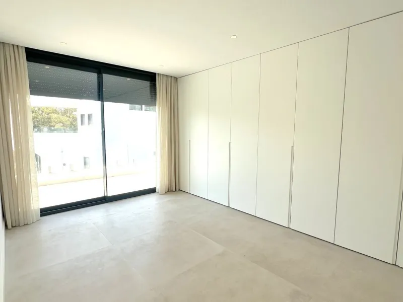 Discover the epitome of luxury living with this brand new villa situated in the prestigious Montebiarritz Atalaya. Ideally located just 10 minutes from the vibrant Puerto Banus and in close proximity to top private schools and essential amenities, this pr