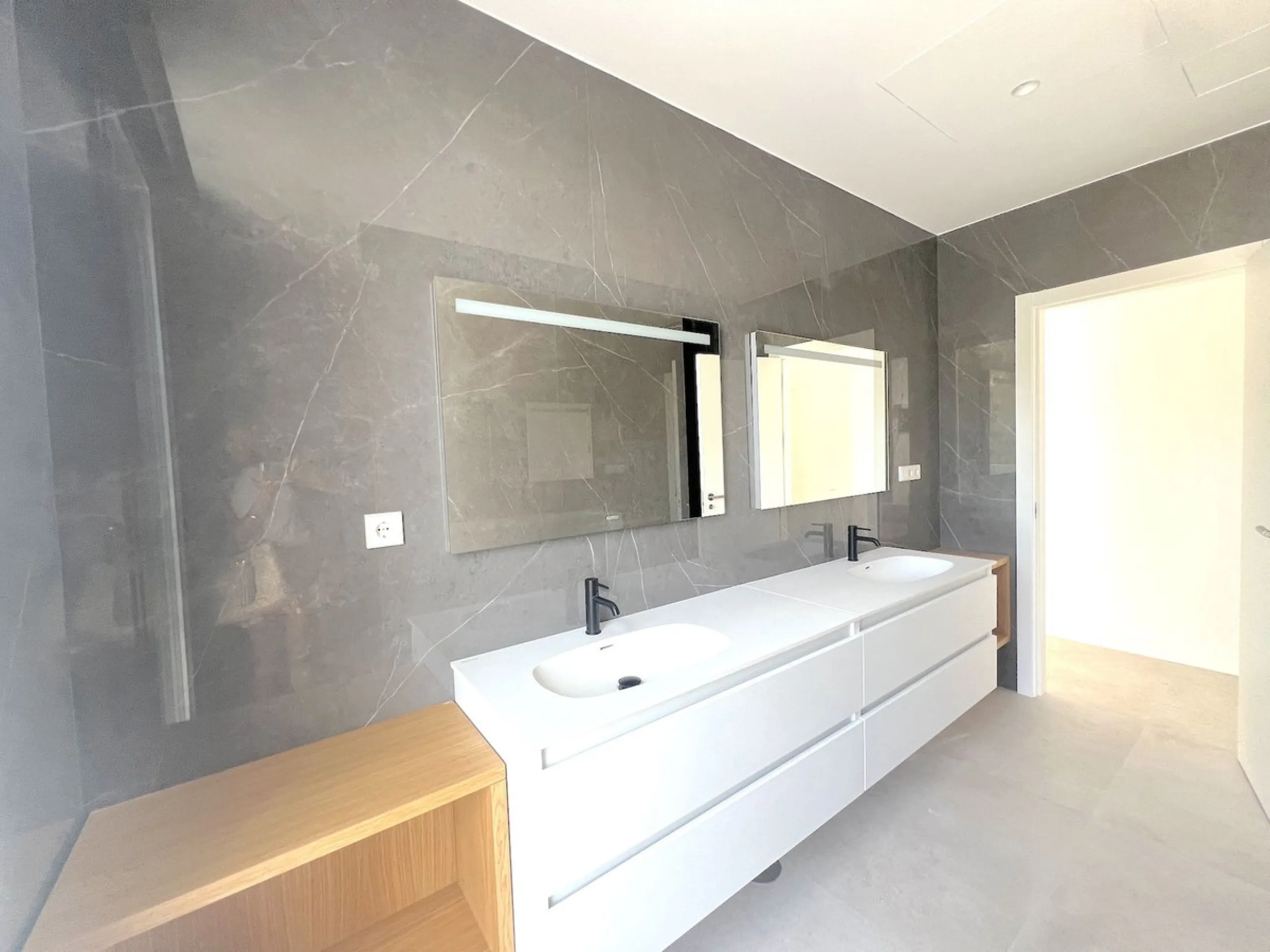 Discover the epitome of luxury living with this brand new villa situated in the prestigious Montebiarritz Atalaya. Ideally located just 10 minutes from the vibrant Puerto Banus and in close proximity to top private schools and essential amenities, this pr