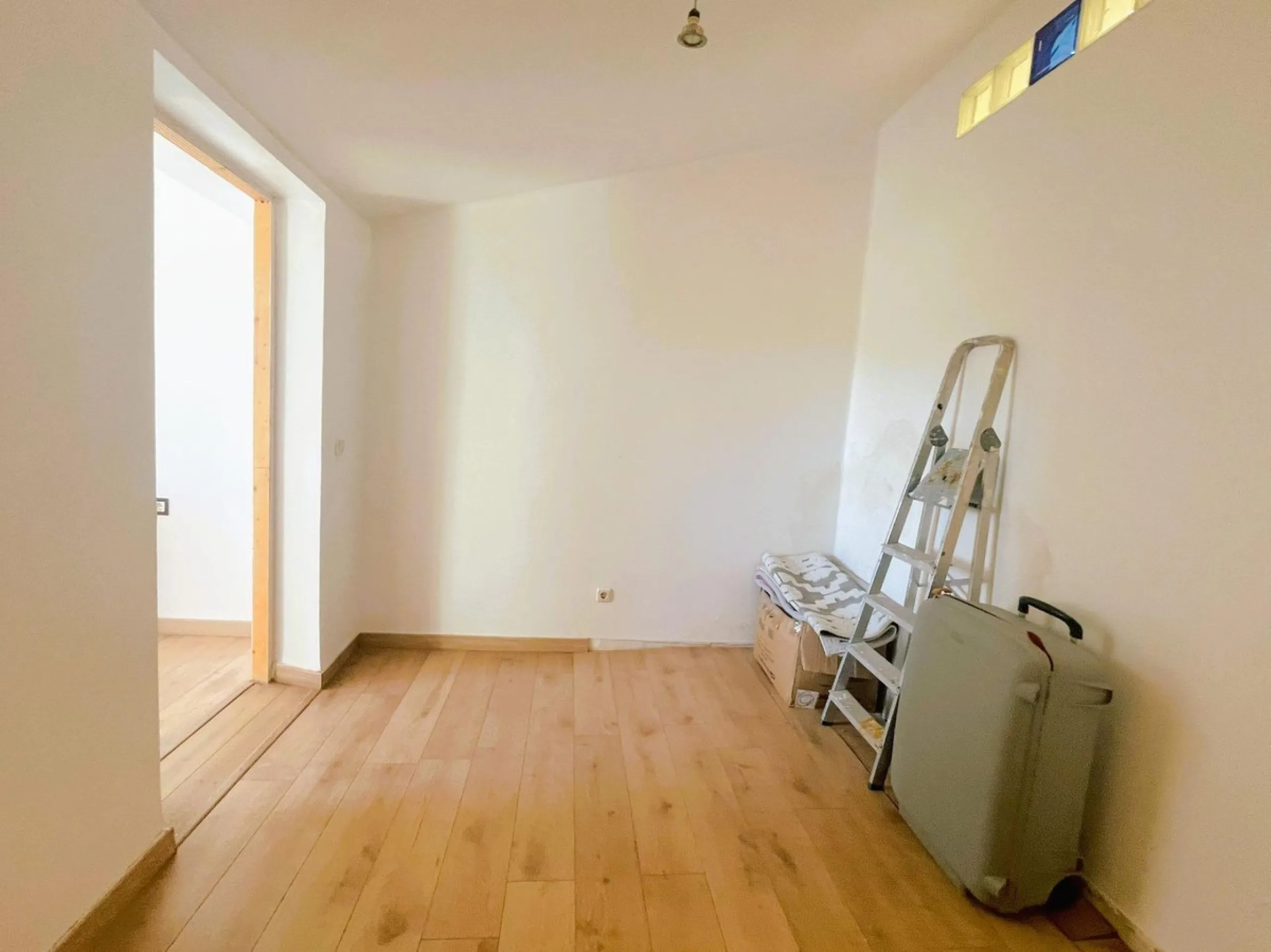Imagine waking up every morning in a peaceful setting, surrounded by greenery, with the freedom of enjoying your own private outdoor space and the excitement of shaping a home just the way you envision it. This charming semi-detached house in the gated Ma