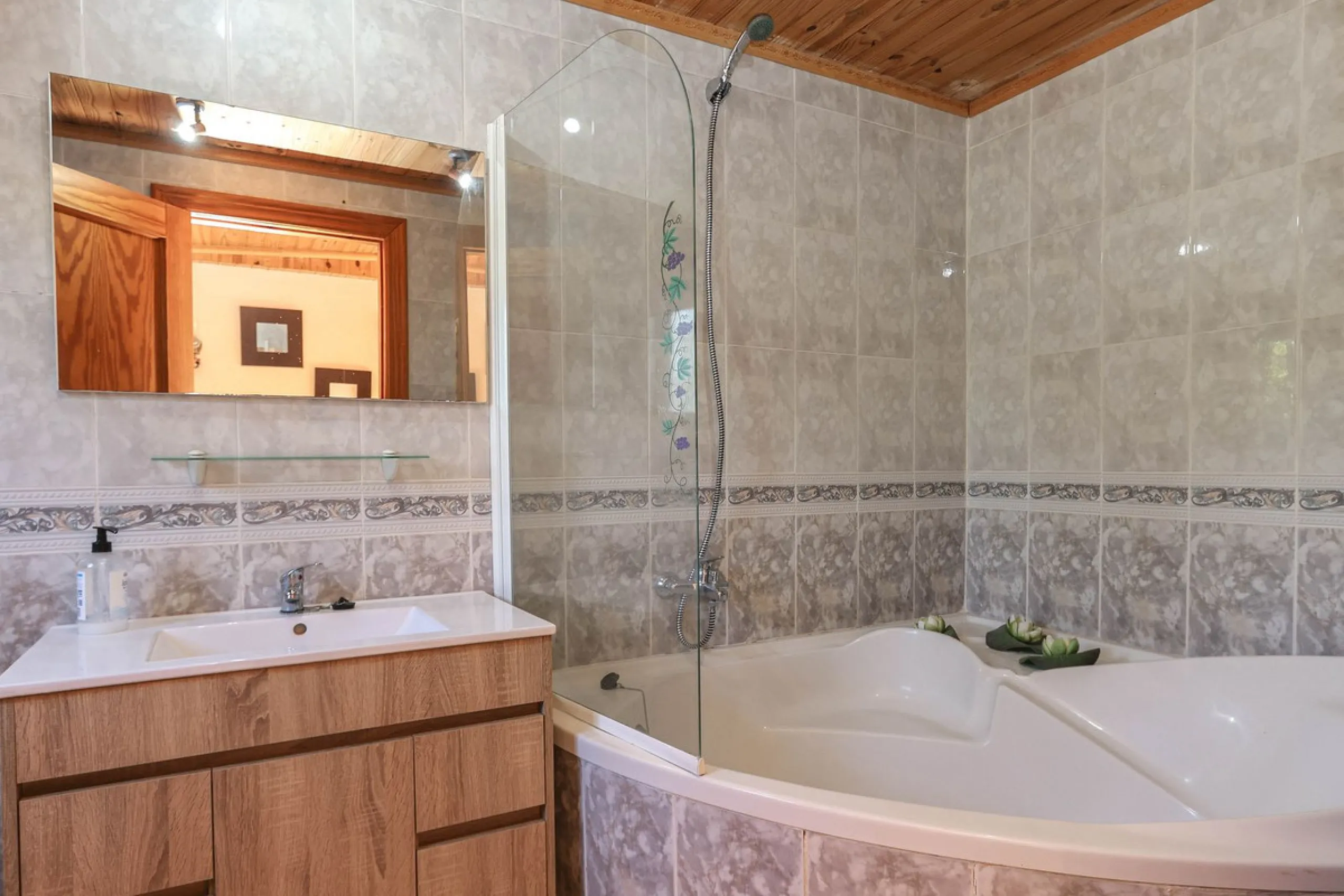 Geräumige Villa mit separatem Gästeappartement in ruhiger Lage