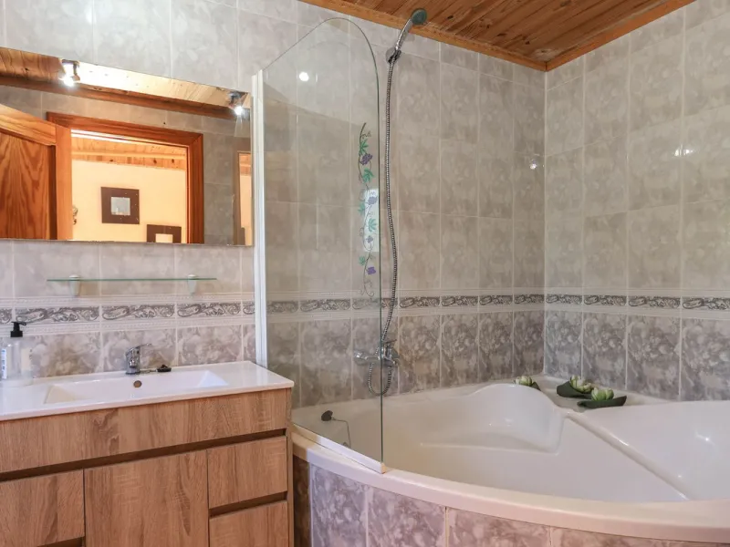 Geräumige Villa mit separatem Gästeappartement in ruhiger Lage
