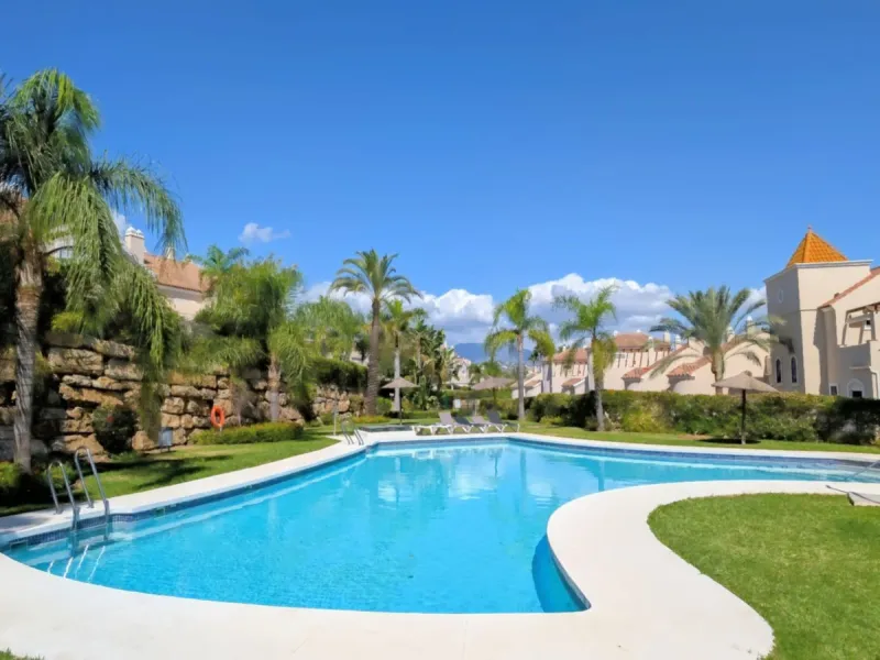 Exclusive semi-detached house in a gated residentail community Paraíso Hills. Built to high standards in pleasant Mediterranean style, this elegant house is distributed over three levels with ample living areas and several terraces including amazing rooft