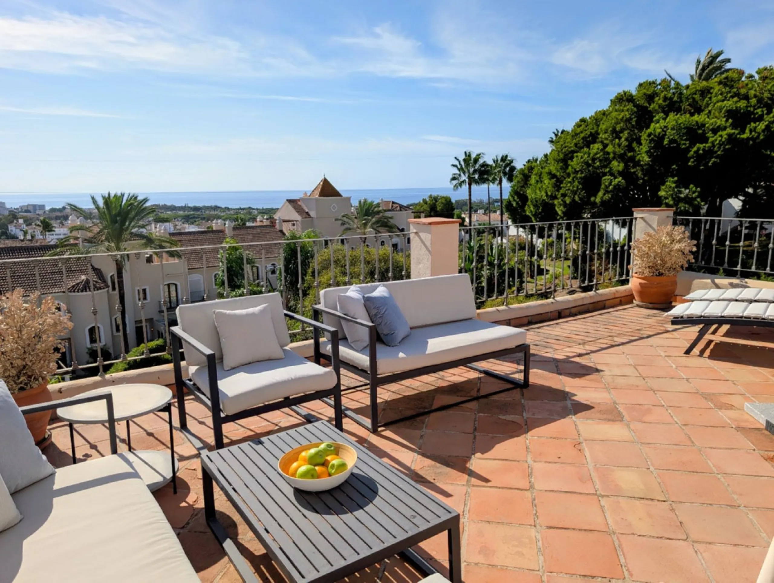 Exclusive semi-detached house in a gated residentail community Paraíso Hills. Built to high standards in pleasant Mediterranean style, this elegant house is distributed over three levels with ample living areas and several terraces including amazing rooft