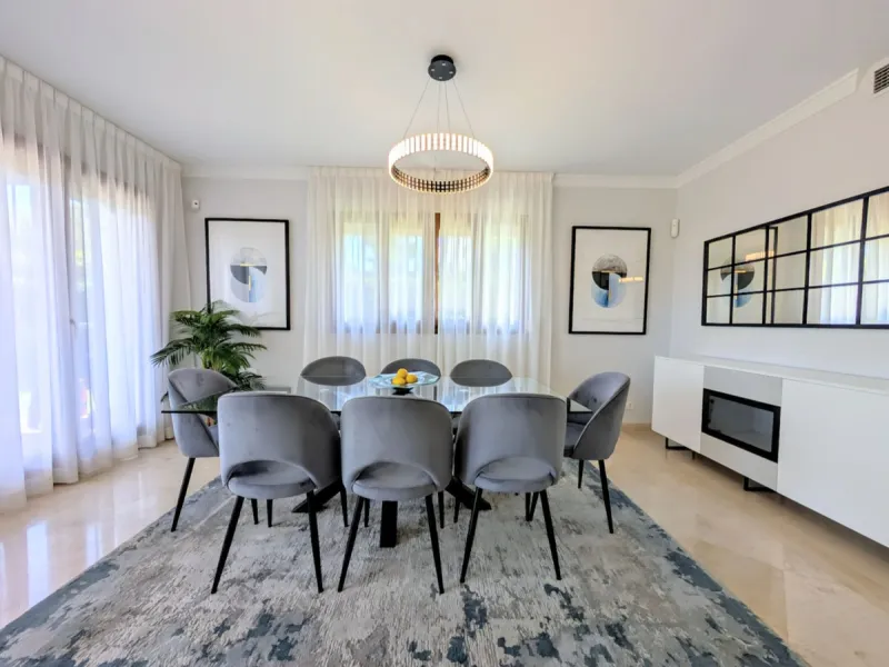 Exclusive semi-detached house in a gated residentail community Paraíso Hills. Built to high standards in pleasant Mediterranean style, this elegant house is distributed over three levels with ample living areas and several terraces including amazing rooft
