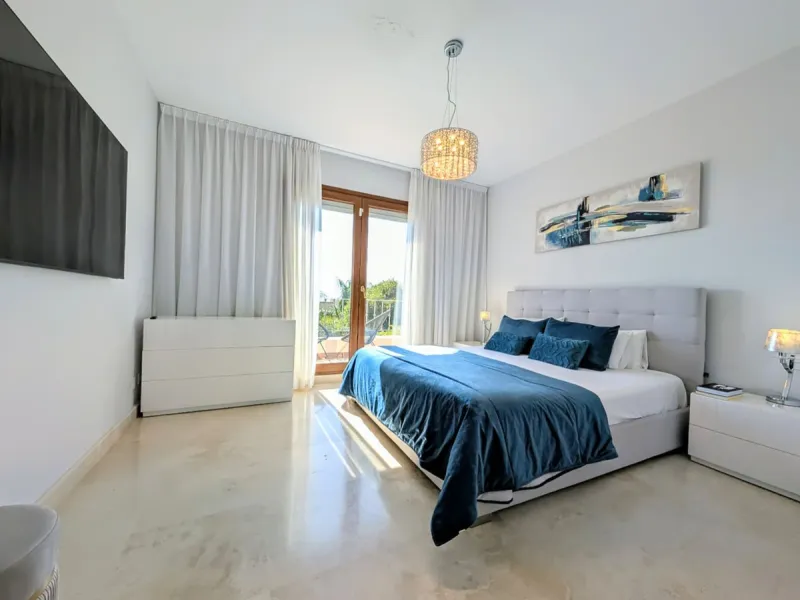 Exclusive semi-detached house in a gated residentail community Paraíso Hills. Built to high standards in pleasant Mediterranean style, this elegant house is distributed over three levels with ample living areas and several terraces including amazing rooft