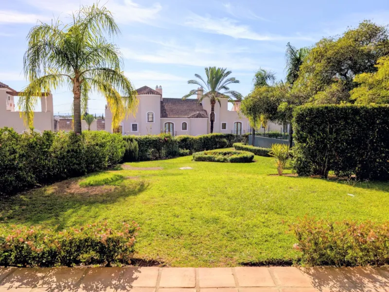 Exclusive semi-detached house in a gated residentail community Paraíso Hills. Built to high standards in pleasant Mediterranean style, this elegant house is distributed over three levels with ample living areas and several terraces including amazing rooft