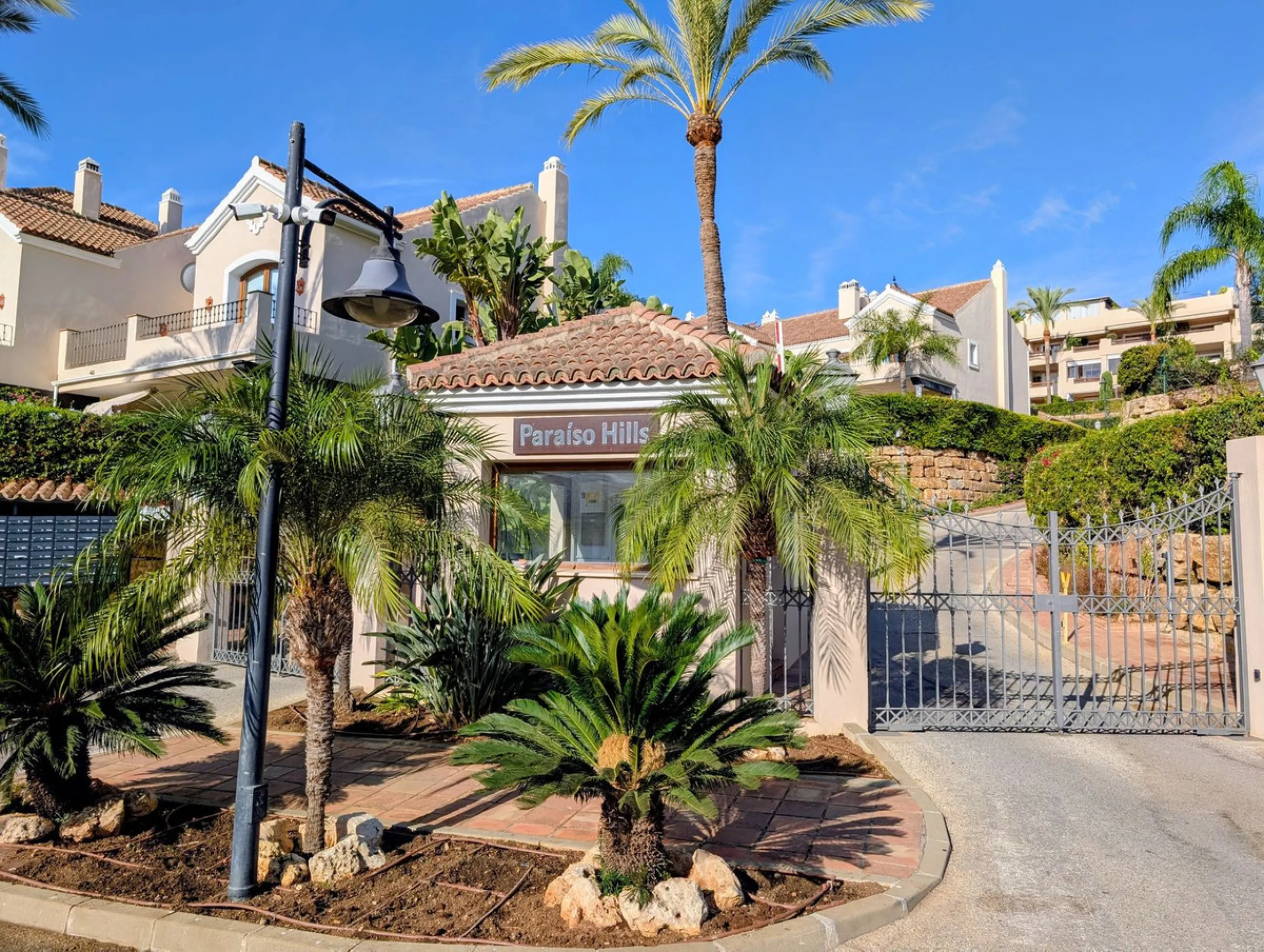 Exclusive semi-detached house in a gated residentail community Paraíso Hills. Built to high standards in pleasant Mediterranean style, this elegant house is distributed over three levels with ample living areas and several terraces including amazing rooft