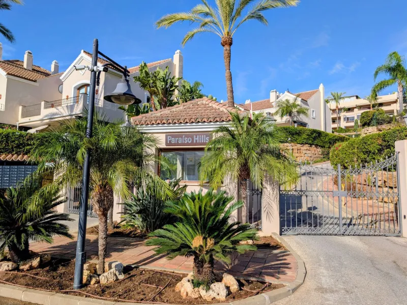 Exclusive semi-detached house in a gated residentail community Paraíso Hills. Built to high standards in pleasant Mediterranean style, this elegant house is distributed over three levels with ample living areas and several terraces including amazing rooft