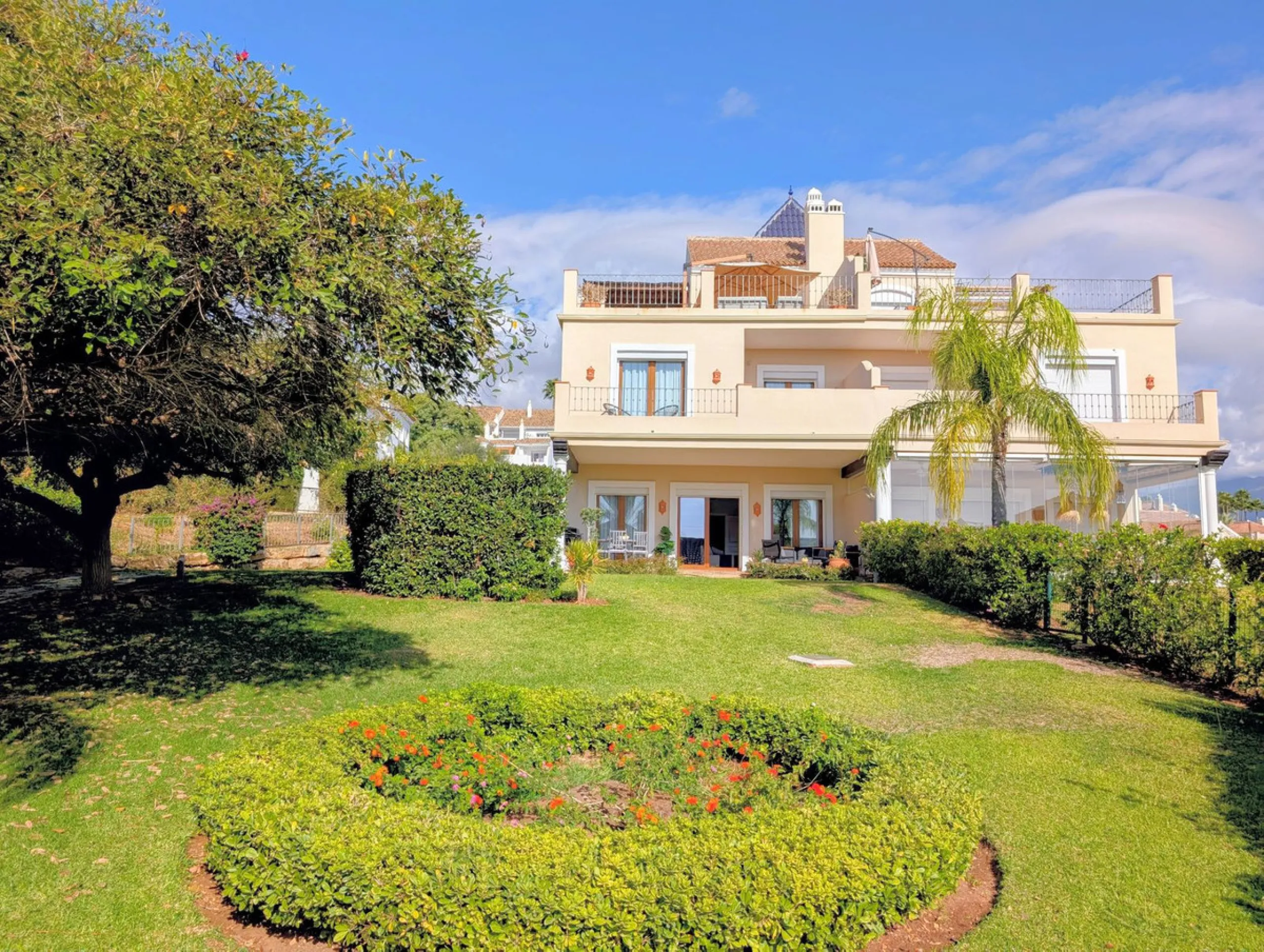 Exclusive semi-detached house in a gated residentail community Paraíso Hills. Built to high standards in pleasant Mediterranean style, this elegant house is distributed over three levels with ample living areas and several terraces including amazing rooft