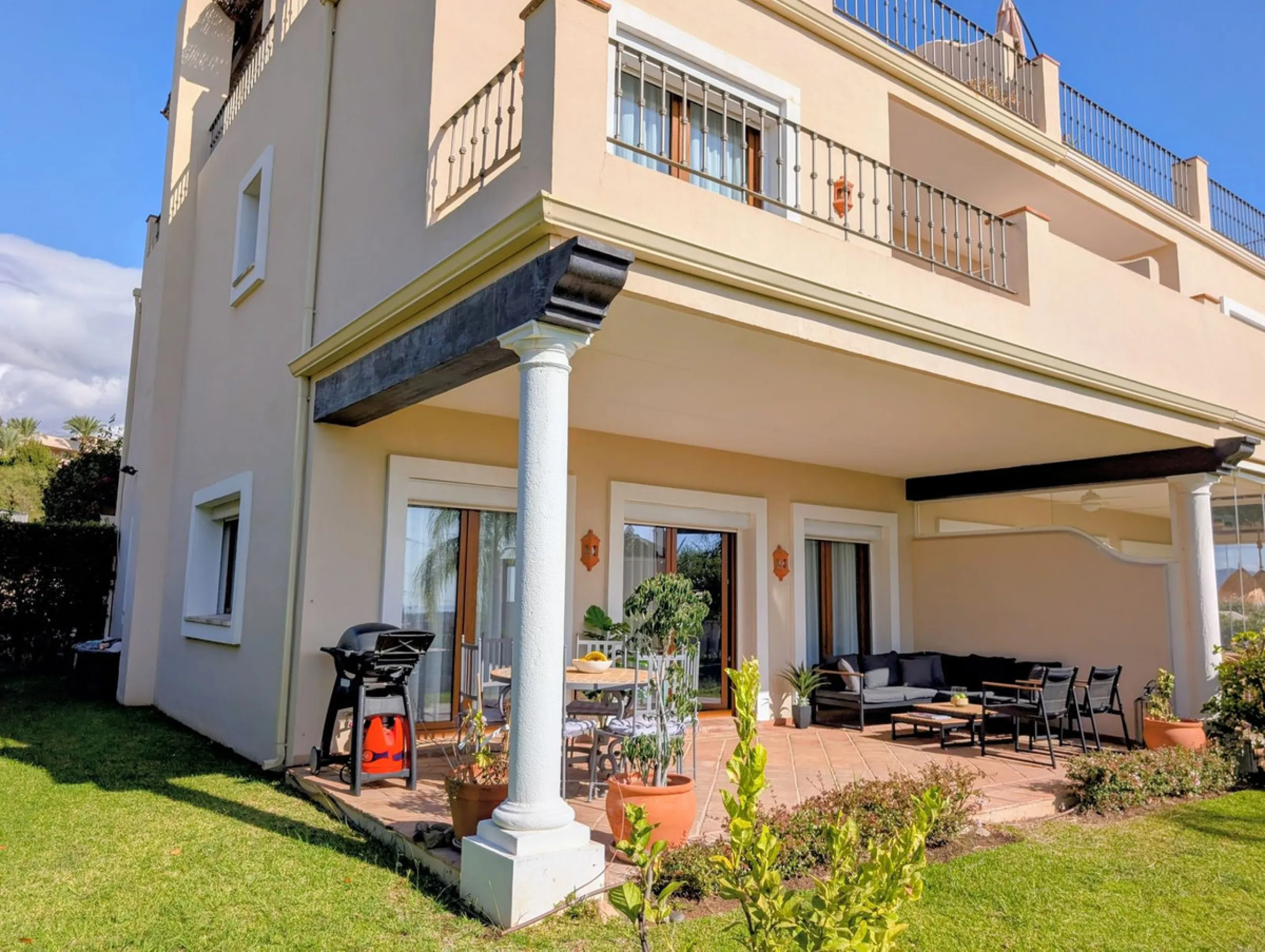 Exclusive semi-detached house in a gated residentail community Paraíso Hills. Built to high standards in pleasant Mediterranean style, this elegant house is distributed over three levels with ample living areas and several terraces including amazing rooft