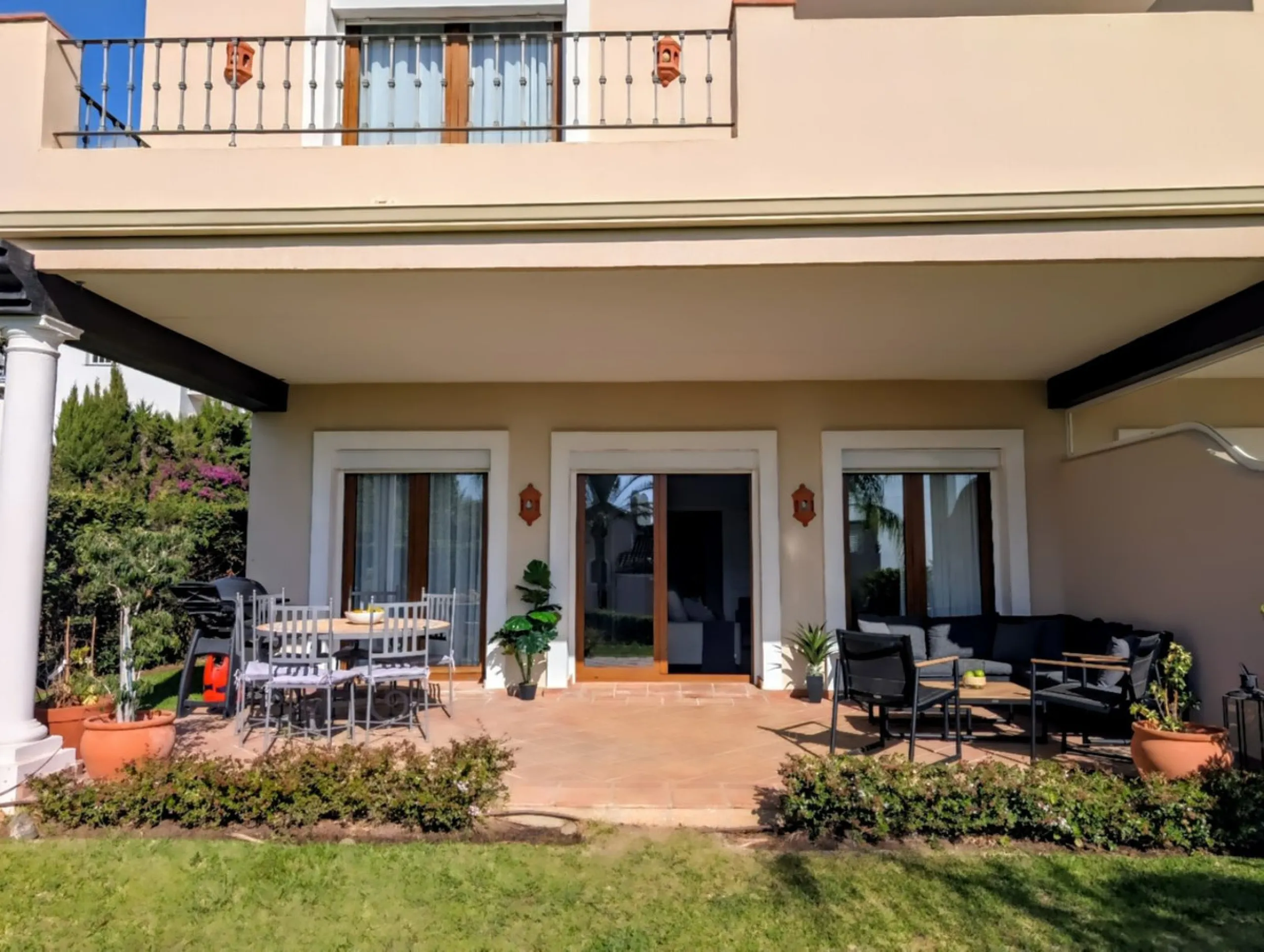 Exclusive semi-detached house in a gated residentail community Paraíso Hills. Built to high standards in pleasant Mediterranean style, this elegant house is distributed over three levels with ample living areas and several terraces including amazing rooft