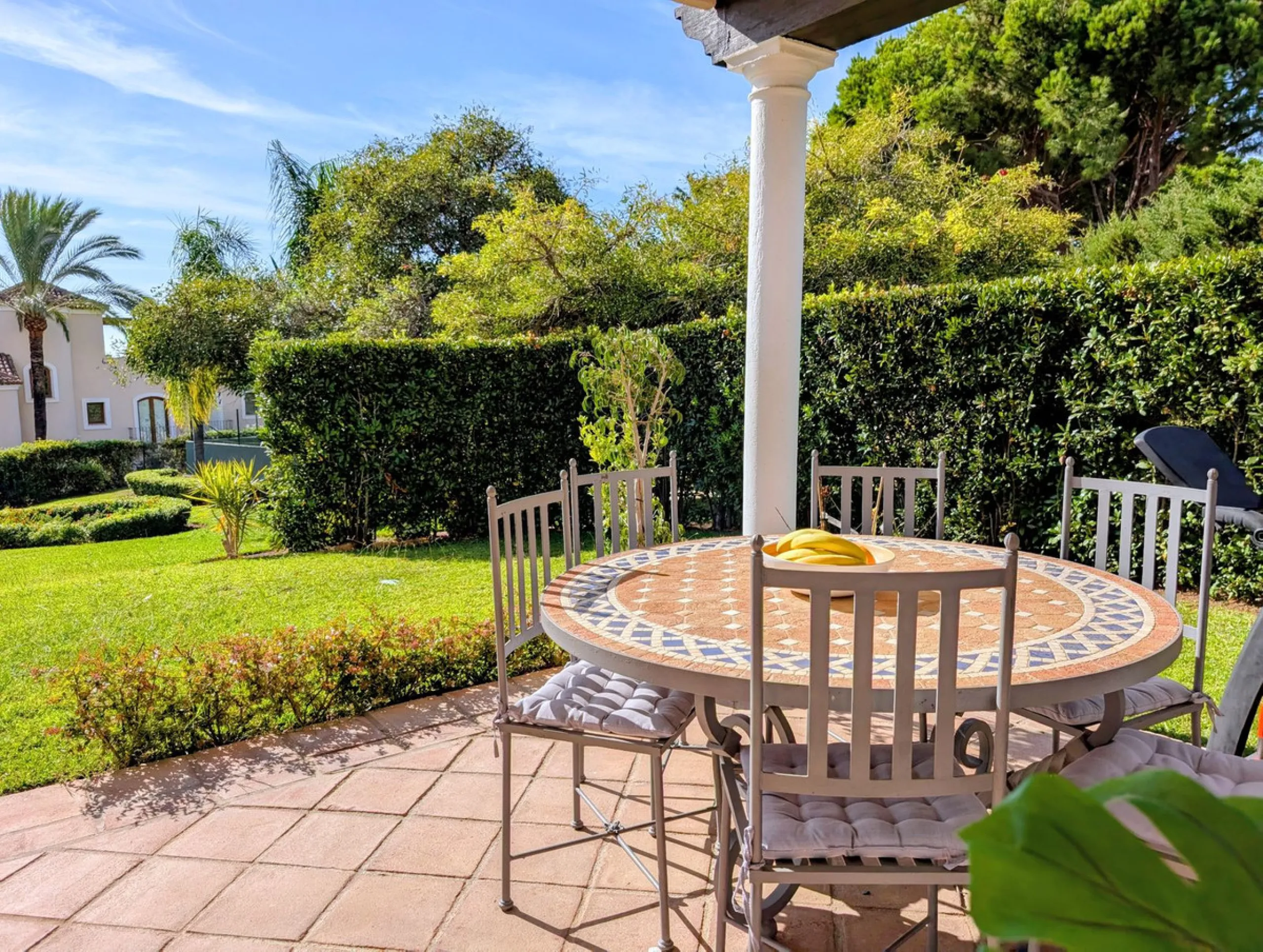 Exclusive semi-detached house in a gated residentail community Paraíso Hills. Built to high standards in pleasant Mediterranean style, this elegant house is distributed over three levels with ample living areas and several terraces including amazing rooft