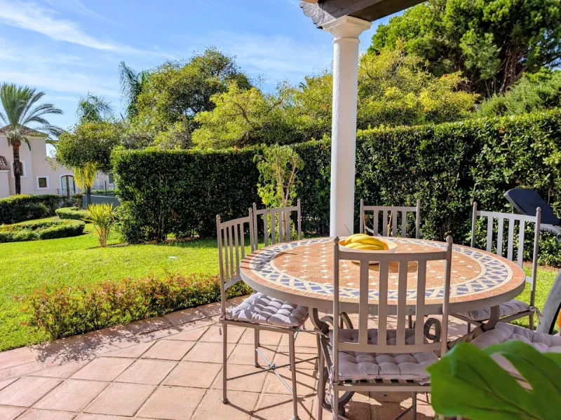 Exclusive semi-detached house in a gated residentail community Paraíso Hills. Built to high standards in pleasant Mediterranean style, this elegant house is distributed over three levels with ample living areas and several terraces including amazing rooft