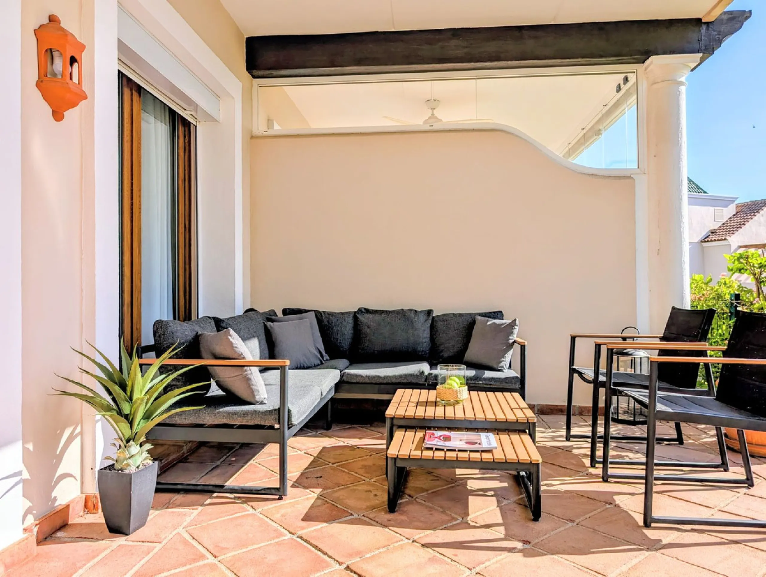 Exclusive semi-detached house in a gated residentail community Paraíso Hills. Built to high standards in pleasant Mediterranean style, this elegant house is distributed over three levels with ample living areas and several terraces including amazing rooft