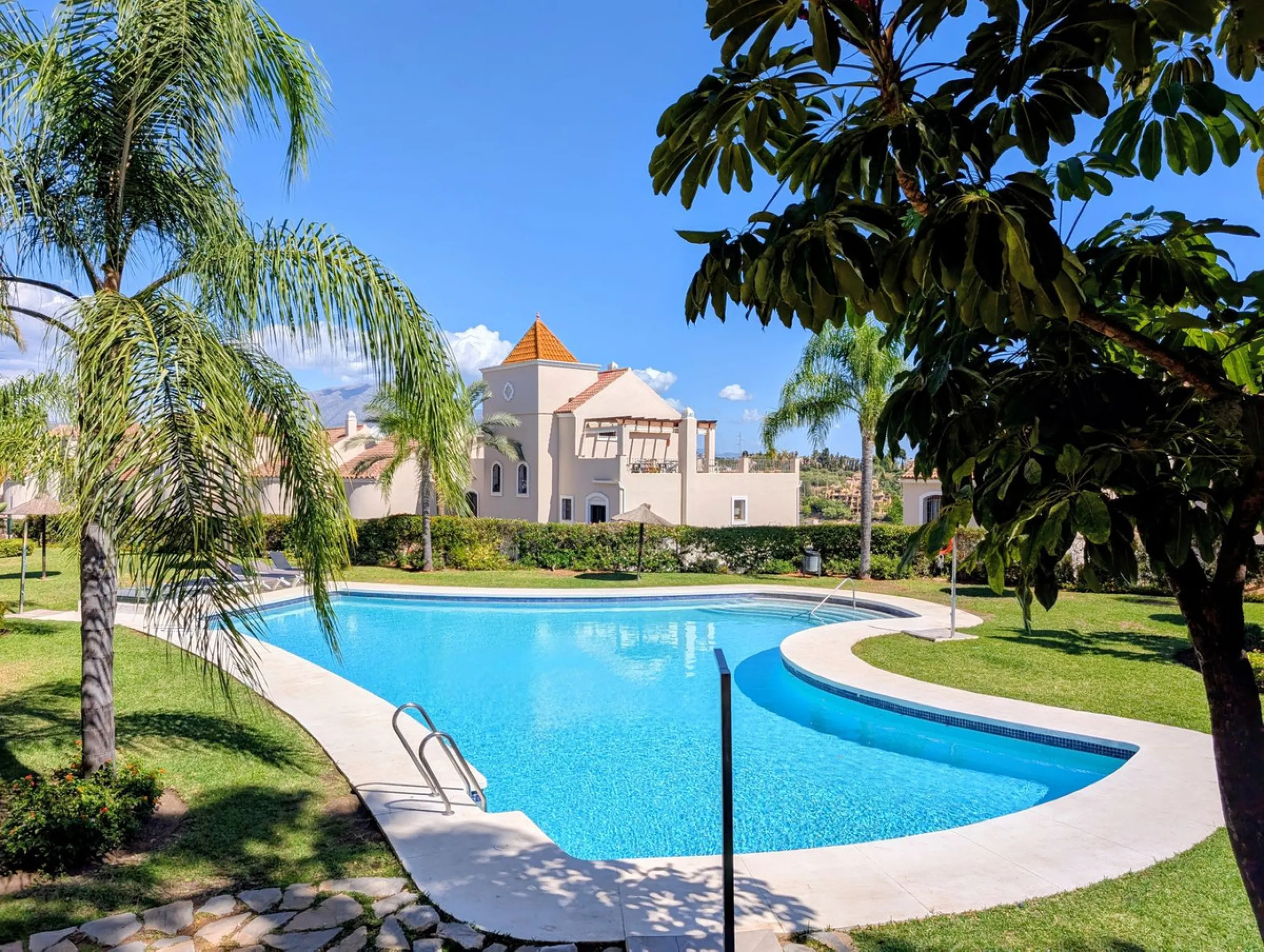 Exclusive semi-detached house in a gated residentail community Paraíso Hills. Built to high standards in pleasant Mediterranean style, this elegant house is distributed over three levels with ample living areas and several terraces including amazing rooft
