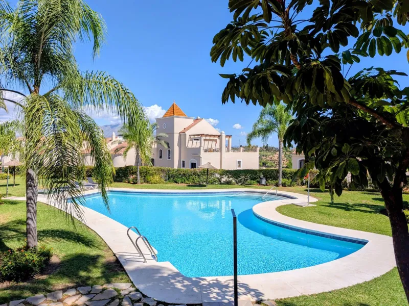 Exclusive semi-detached house in a gated residentail community Paraíso Hills. Built to high standards in pleasant Mediterranean style, this elegant house is distributed over three levels with ample living areas and several terraces including amazing rooft