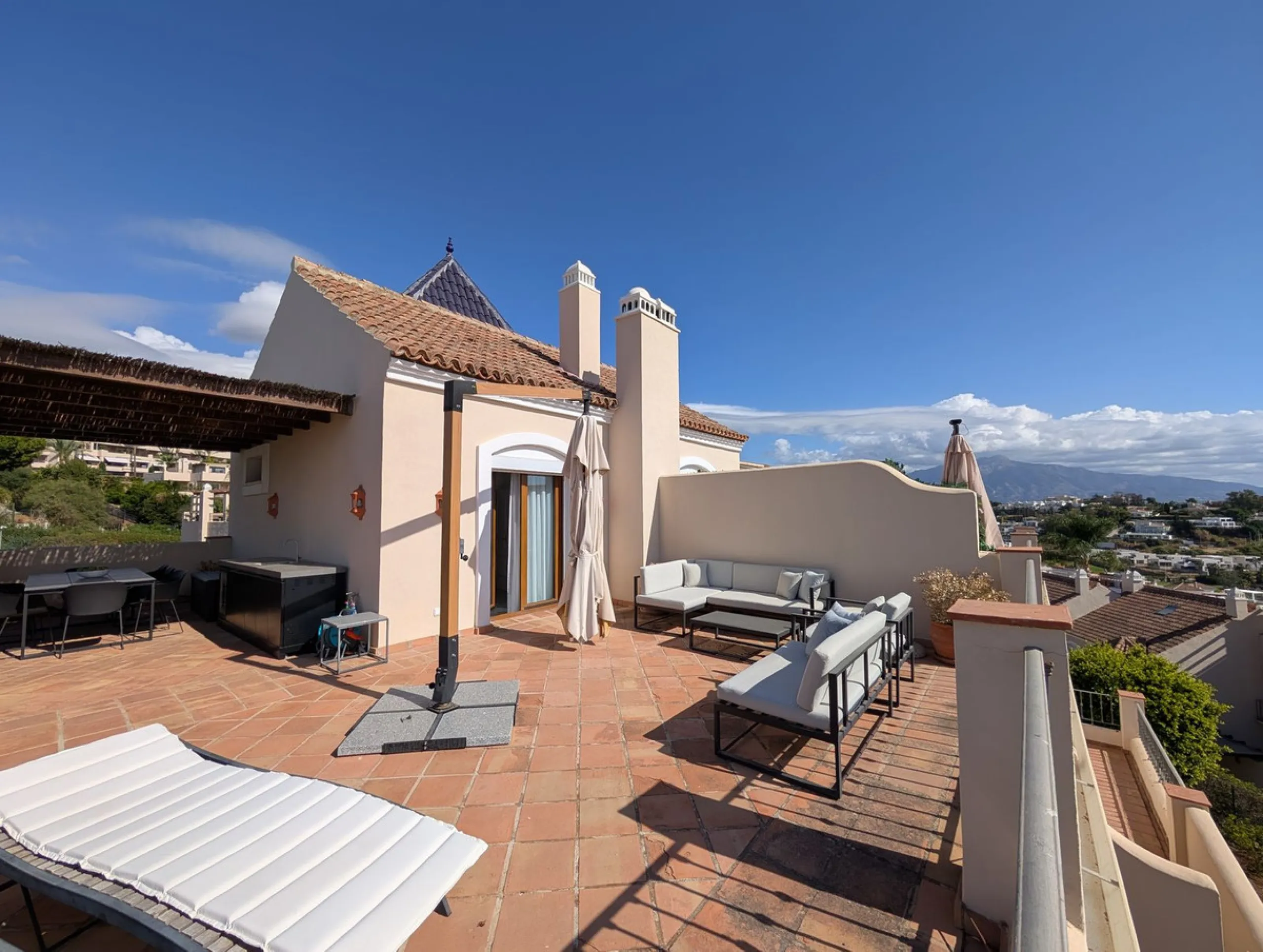 Exclusive semi-detached house in a gated residentail community Paraíso Hills. Built to high standards in pleasant Mediterranean style, this elegant house is distributed over three levels with ample living areas and several terraces including amazing rooft