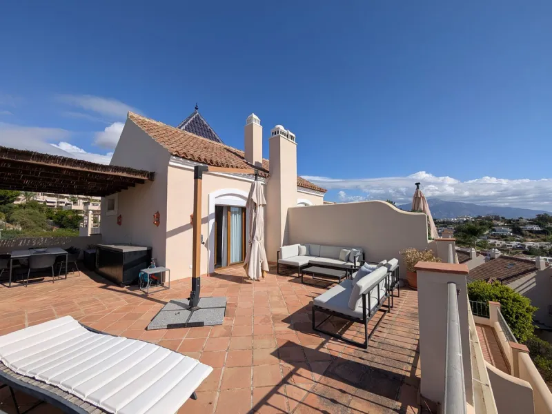 Exclusive semi-detached house in a gated residentail community Paraíso Hills. Built to high standards in pleasant Mediterranean style, this elegant house is distributed over three levels with ample living areas and several terraces including amazing rooft