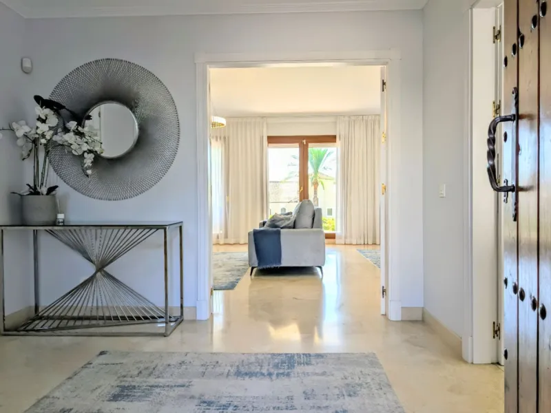 Exclusive semi-detached house in a gated residentail community Paraíso Hills. Built to high standards in pleasant Mediterranean style, this elegant house is distributed over three levels with ample living areas and several terraces including amazing rooft
