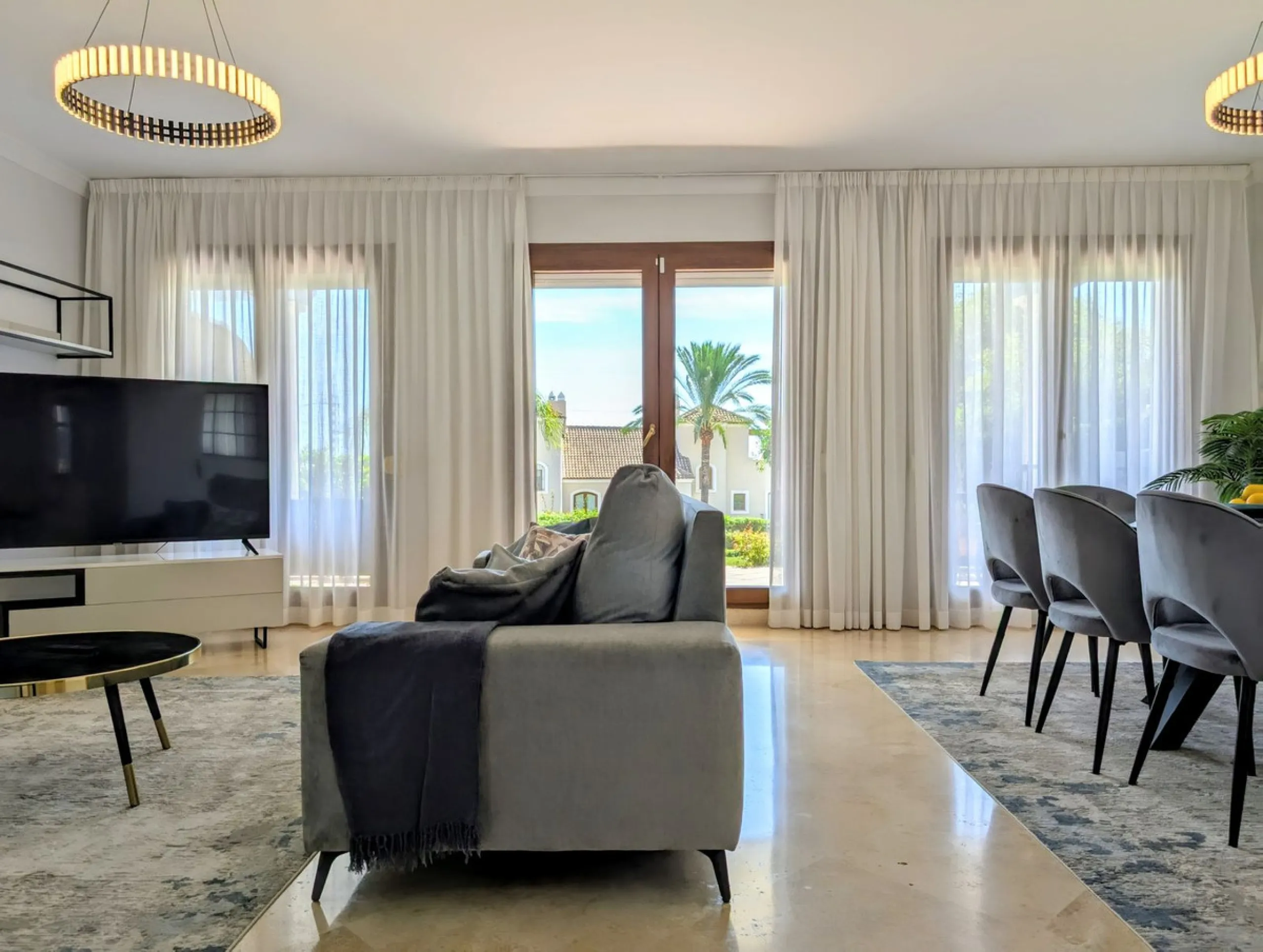 Exclusive semi-detached house in a gated residentail community Paraíso Hills. Built to high standards in pleasant Mediterranean style, this elegant house is distributed over three levels with ample living areas and several terraces including amazing rooft