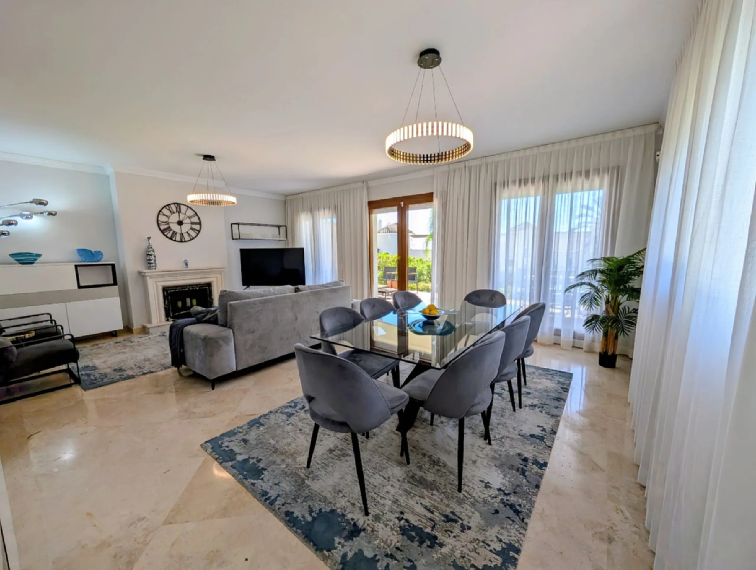 Exclusive semi-detached house in a gated residentail community Paraíso Hills. Built to high standards in pleasant Mediterranean style, this elegant house is distributed over three levels with ample living areas and several terraces including amazing rooft