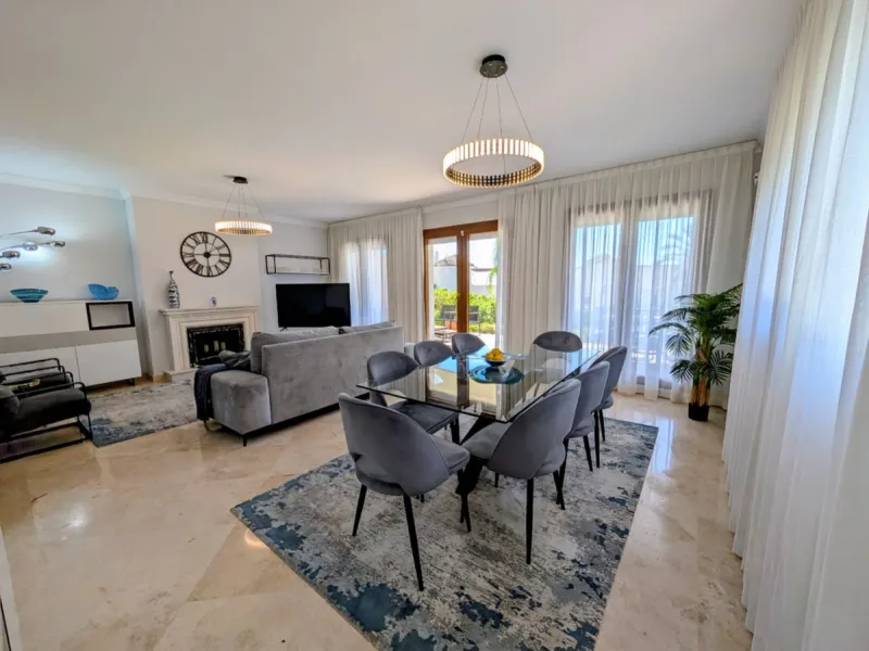 Exclusive semi-detached house in a gated residentail community Paraíso Hills. Built to high standards in pleasant Mediterranean style, this elegant house is distributed over three levels with ample living areas and several terraces including amazing rooft