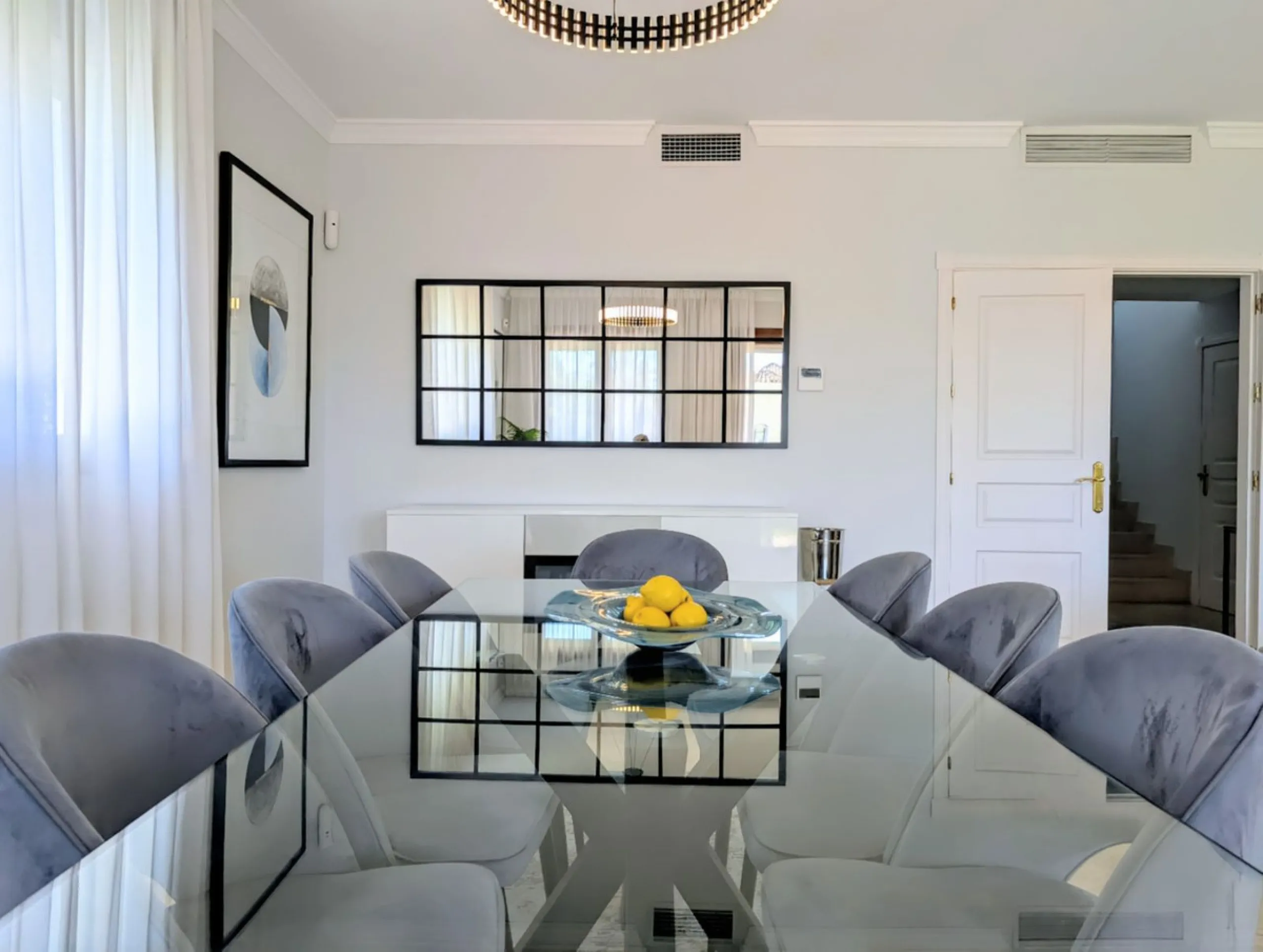 Exclusive semi-detached house in a gated residentail community Paraíso Hills. Built to high standards in pleasant Mediterranean style, this elegant house is distributed over three levels with ample living areas and several terraces including amazing rooft
