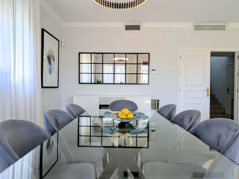Exclusive semi-detached house in a gated residentail community Paraíso Hills. Built to high standards in pleasant Mediterranean style, this elegant house is distributed over three levels with ample living areas and several terraces including amazing rooft