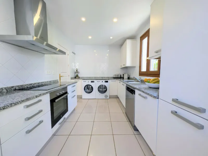 Exclusive semi-detached house in a gated residentail community Paraíso Hills. Built to high standards in pleasant Mediterranean style, this elegant house is distributed over three levels with ample living areas and several terraces including amazing rooft