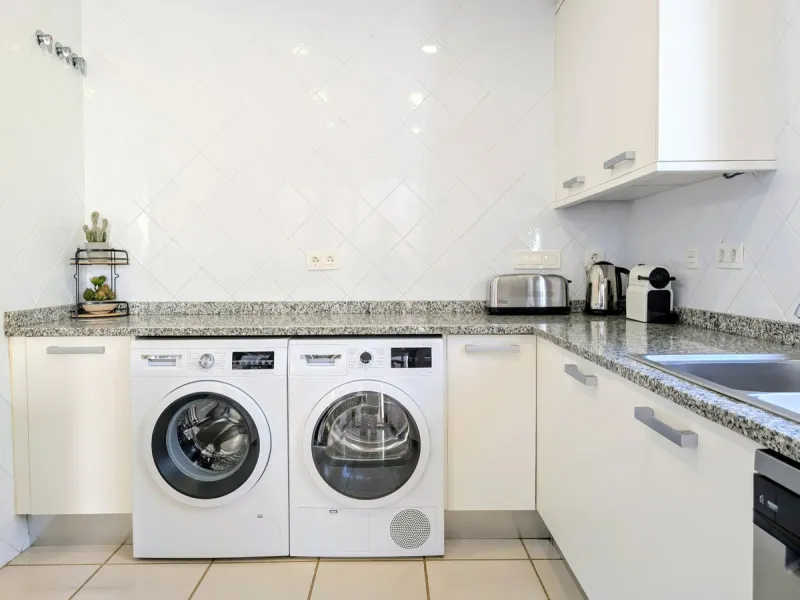 Exclusive semi-detached house in a gated residentail community Paraíso Hills. Built to high standards in pleasant Mediterranean style, this elegant house is distributed over three levels with ample living areas and several terraces including amazing rooft