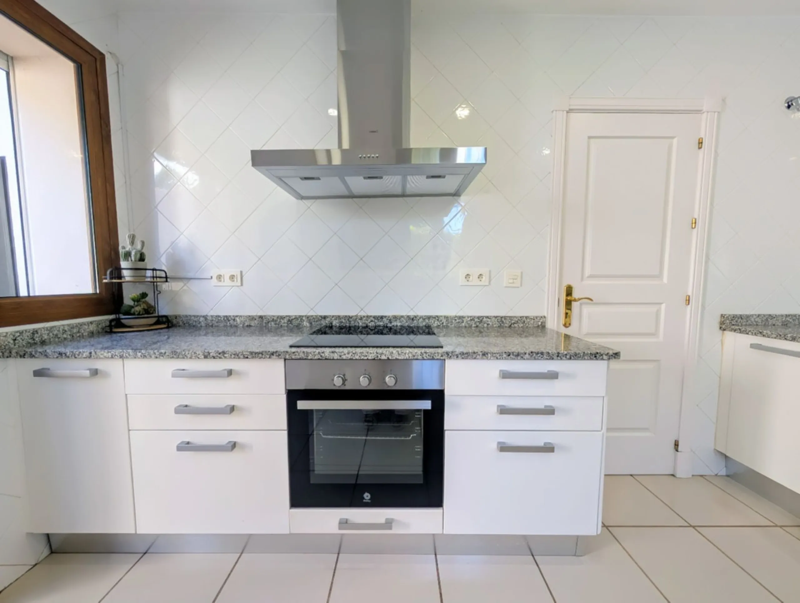 Exclusive semi-detached house in a gated residentail community Paraíso Hills. Built to high standards in pleasant Mediterranean style, this elegant house is distributed over three levels with ample living areas and several terraces including amazing rooft