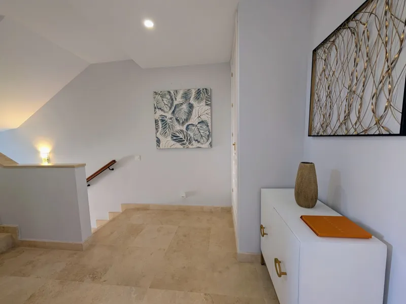 Exclusive semi-detached house in a gated residentail community Paraíso Hills. Built to high standards in pleasant Mediterranean style, this elegant house is distributed over three levels with ample living areas and several terraces including amazing rooft