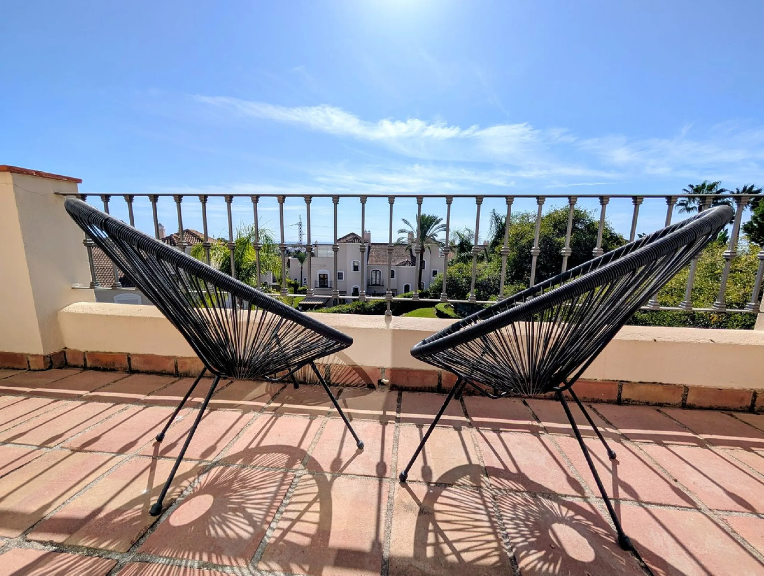 Exclusive semi-detached house in a gated residentail community Paraíso Hills. Built to high standards in pleasant Mediterranean style, this elegant house is distributed over three levels with ample living areas and several terraces including amazing rooft